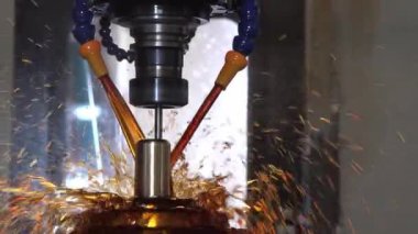 Sahne arkası CNC değirmen makinesi yağ soğutucu metoduyla kabuk kalıplarını kesiyor. Kalıplar ve ölenler, makine merkezi tarafından katı top son değirmeni araçlarıyla üretiliyor..