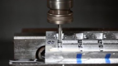 CNC değirmen makinesinin alüminyum parçalarını düz burun değirmeni aletleriyle kestiği sahneyi kapatın. Kalıplar, sert top değirmeni ile makine merkeziyle kesme işlemi yapıyor.