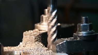 NC değirmen makinesindeki düz burun değirmeni aletleri. Değirmen makinesindeki metal çalışma konsepti..