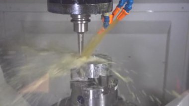 5 eksenli CNC değirmen makinesi yağ soğutucu metoduyla küf kısmını kesiyor. CNC değirmen makinesinin yüksek teknoloji kalıbı ve ölüm kısmı üretim süreci.