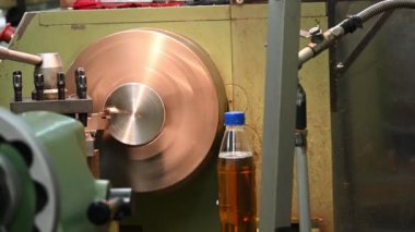 Kapanış sahnesi torna makinesi torna tezgahlarıyla metal parçaları kesiyor. Makineyi döndürerek metal işleme süreci.