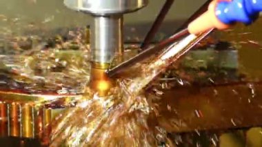 Küf parçalarını sıvı soğutucu metoduyla kesen CNC değirmen makinesini canlandırın. CNC makine merkezi tarafından üretilen kalıp ve ölüm süreci.