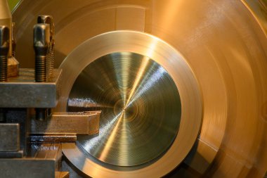 Kapanış sahnesi torna makinesi torna tezgahlarıyla metal parçaları kesiyor. Makineyi döndürerek metal işleme süreci.