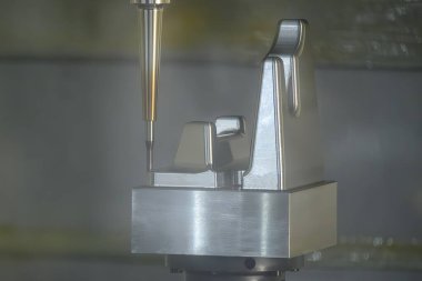 CNC değirmen makinesi, sert top burun değirmeni ile küf parçası kesiyor. Kalıplar, sert top değirmeni ile makine merkeziyle kesme işlemi yapıyor.