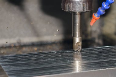 CNC değirmen makinesi, enjeksiyon küf parçalarını indekslenebilir araçlarla kesiyor. Kalıplar ve ölüm üretim süreci, son değirmen araçları ile makine merkezi tarafından.