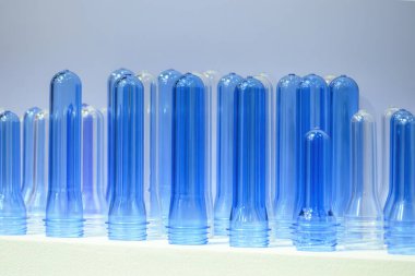 PET şişe ürünlerinin önceden biçimlendirilmiş hali yakın çekim sahnesi. Plastik şişe üretim süreci için hammadde.