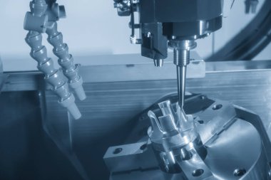 5 eksenli CNC değirmen makinesi açık mavi sahnede otomotiv kısmını sert top değirmeni ile kesiyor. CNC Torna 'nın yüksek teknoloji otomotiv parçası üretim süreci.