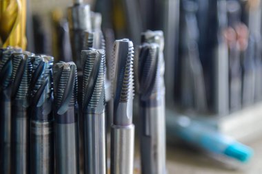 Yakın çekim sahnesi. Kullanılan kaba kesici uç değirmen aracı grubu. Makine merkezi için kesme aracı.