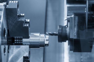 CNC torna makinesi Chamfer değirmeni metal şaft parçalarını kesmiş. CNC dönüşüm makinesiyle çalışan yüksek teknoloji metali.