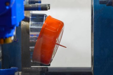 Plastik kase, plastik enjeksiyon makinesinden otomatik sistem tarafından üretilen parçalardır. Robotik sistem tarafından enjeksiyon makinesinden materyal işleme süreci. 