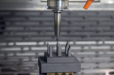 CNC değirmen makinesi grafit elektrot parçalarını kesiyor. CNC makine merkezi tarafından üretilen kalıp ve ölüm süreci.