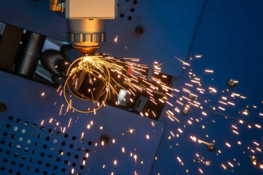 Sahneyi kapatın, fiber lazer kesme makinesi paslanmaz çelik tüpü ve parlak ışığı kesti. Lazer kesme makinesinin yüksek teknoloji metal üretim süreci.. 