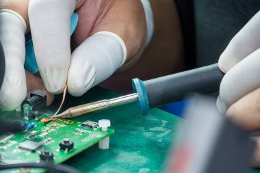 Kauçuk parmaklıklı lehimleme operasyonunu kapatın. Beceri operatörüne göre onarım devresi.