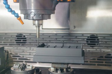 CNC değirmen makinesi grafit elektrot parçalarını kesiyor. CNC makine merkezi tarafından üretilen kalıp ve ölüm süreci.