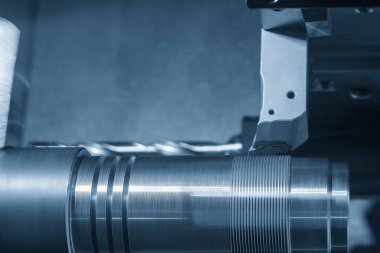 CNC torna makinesi metal şaft parçalarını kesiyor. CNC dönüşüm makinesinin yüksek teknolojili metal işlemesi .