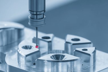 CMM sondası alüminyum otomotiv parçalarını ölçüyor. Koordinat Ölçüm Makinesi ile otomotiv parçalarının kalite denetimi.