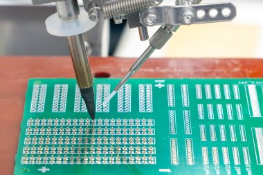 PCB paneli ile otomatik lehimleme makinesi. Robotik sistem tarafından yüksek teknoloji elektronik endüstrisi montaj süreci.