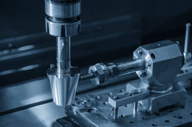 Sahneyi kapatın. Açık mavi sahnede 4 eksenli EDM makine operasyonu. Küf ve ölüm üretim konsepti.