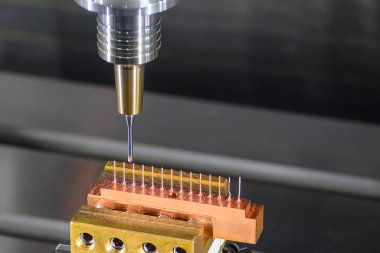 CNC değirmen makinesi bakır elektrot parçalarını sert top burun değirmeni aletleriyle kesiyor. CNC makine merkezi tarafından üretilen kalıp ve ölüm süreci.