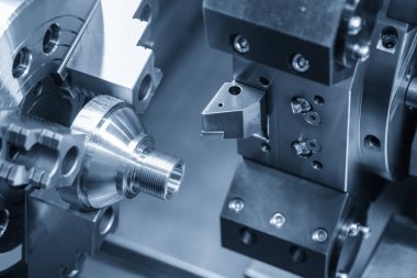 CNC Torna Makinesi, açık mavi sahnede metal şaft parçalarını kesiyor. CNC dönüşüm makinesinin yüksek teknolojili metal işlemesi .