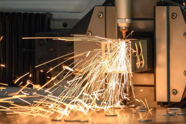 Sahneyi kapatın, fiber lazer kesme makinesi kare şeklindeki paslanmaz çelik tüpü parlak ışıkla kesti. Lazer kesme makinesinin yüksek teknoloji metal üretim süreci.. 