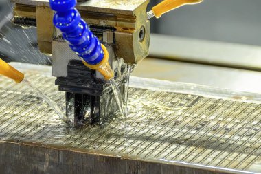 EDM makinesi sıvı soğutucu metoduyla çalışıyor. Küf ve ölüm grafit elektrotla üretim süreci.