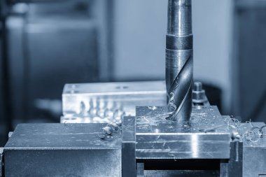 Açık mavi sahnedeki NC değirmen makinesinde sondaj işlemi. Değirmen makinesindeki metal çalışma konsepti..