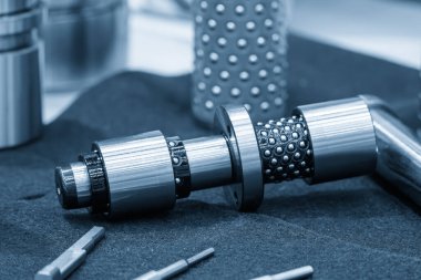 Açık mavi sahnede top çalı parçaları ve kılavuz direği seti. Basın öldü standart parça üretim konsepti.