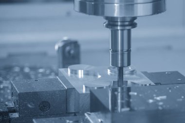 CNC değirmen makinesi düz burun değirmeni ile küf parçası kesiyor. Kalıplar, sert top değirmeni ile makine merkeziyle kesme işlemi yapıyor.