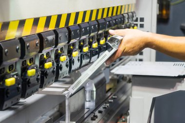 Bükme makinesi operatörünü kapatın metal levha parçalarını tutun. Yetenek operatörünün kullandığı levha metal çalışması.