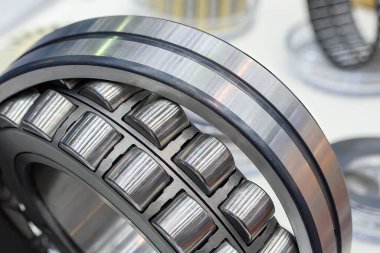 Silindirik yuvarlanan parçaların olduğu sahneyi kapatın. Ağır mekanik parça üretim konsepti.