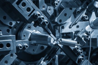 Yay bobini yapma makinesinin olay yerini kapatın. Mekanik parça üretim konsepti.