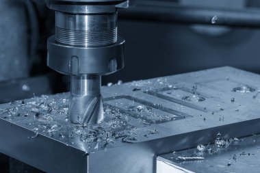 NC değirmen makinesinin düz uçlu değirmen aletleriyle dalış işlemi. Değirmen makinesindeki metal çalışma konsepti..