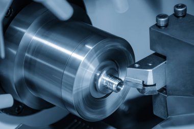 CNC torna makinesi metal şaft parçalarını kesiyor. CNC dönüşüm makinesinin yüksek teknolojili metal işlemesi .