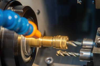 Olay yerini kapatıyoruz. CNC Torna Makinası İsviçre tipi delik delme işlemi pirinç bağlantı parçaları. CNC dönüşüm makinesinin yüksek teknolojili metal işlemesi.