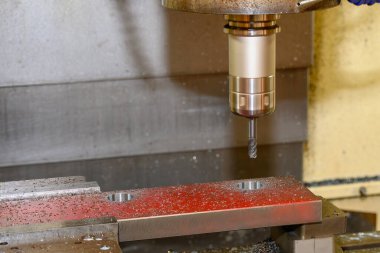 CNC değirmen makinesi düz uçlu değirmen aletleriyle küf parçalarını kesiyor. Kalıplar ve ölüm üretim süreci, son değirmen araçları ile makine merkezi tarafından.