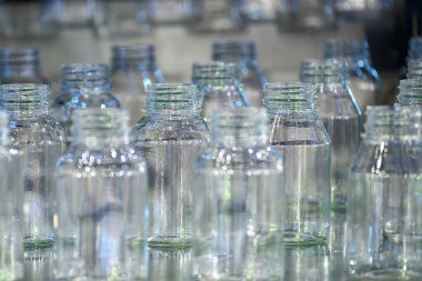 Geniş montajlı şişe üretim süreci üflemeli küf makinesiyle. Dikey darbe makinesi plastik şişeyle çalışıyor.. 