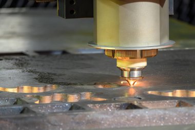 Yüksek güçlü fiber lazer kesme makinesi parlak ışıkla yüksek kalınlıkta metal plakayı kesti. Lazer kesme makinesinin yüksek teknoloji metal üretim süreci.. 