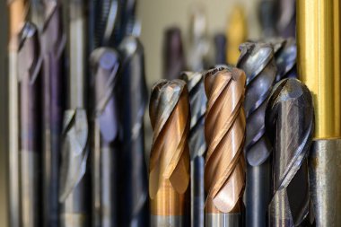 Yakın çekim sahnesi. Kullanılmış kesme aletleri grubu. Makine merkezi için kesme aracı.