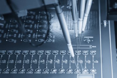 Yüksek hızlı otomatik robot sistemiyle PCB panosu kontrol işlemi. Robotik sistem tarafından yüksek teknolojili elektronik bileşen üretim süreci. 