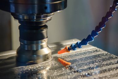 CNC değirmen makinesi, enjeksiyon küf parçalarını indekslenebilir araçlarla kesiyor. Kalıplar ve ölüm üretim süreci, son değirmen araçları ile makine merkezi tarafından.