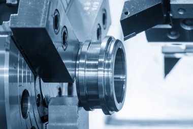 CNC Torna Makinesi, açık mavi sahnede metal şaft parçalarını kesiyor. CNC dönüşüm makinesinin yüksek teknolojili metal işlemesi .