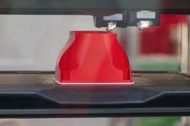 Üç boyutlu yazıcı makinesinin katkı maddesi üretimini kapat. Hızlı prototip yöntemi ile yüksek teknoloji üretim süreci. 