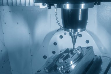 5 eksenli CNC değirmen makinesi açık mavi sahnede otomotiv kısmını sert top değirmeni ile kesiyor. CNC Torna 'nın yüksek teknoloji otomotiv parçası üretim süreci.