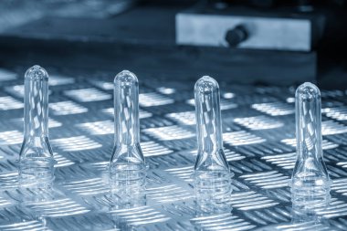 PET şişe ürünlerinin önceden biçimlendirilmiş hali yakın çekim sahnesi. Plastik şişe üretim süreci için hammadde.