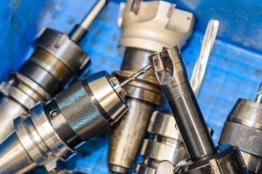 Kapanış sahnesi. Yüz değirmenciliği ve çardak için indekslenebilir aptal. CNC değirmen makinesi için kesme aracı grubu.