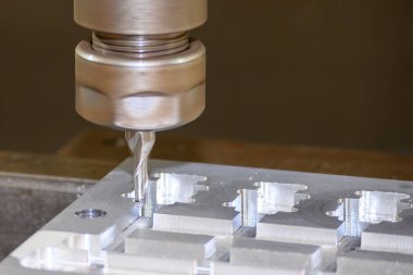CNC değirmen makinesinin alüminyum parçalarını düz burun değirmeni aletleriyle kestiği sahneyi kapatın. Kalıplar, sert top değirmeni ile makine merkeziyle kesme işlemi yapıyor.