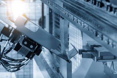 Yüksek teknoloji bükme makinesi açık mavi sahnede robotik sistemle çalışıyor. Otomatik sistem tarafından çalışan metal levha.