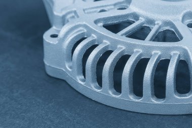 Kapanış sahnesinde alüminyum, açık mavi sahnede rol alırken ölür. Otomotiv parçaları üretimi kavramları.