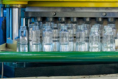 Dikey üflemeli küf makinesiyle plastik kavanoz üretim işlemi. Plastik şişe üfleme makinesi operasyonu..